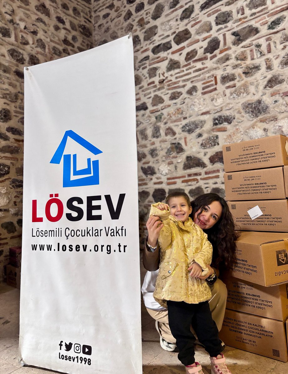 #KoliKoliMutluluk 
<a href="/losev1998/">LÖSEV</a> <a href="/ustunezer/">Dr. Üstün EZER</a> <a href="/hulya_unver/">Hülya ÜNVER</a> ⁦<a href="/julidearifoglu/">Dr.Julide Arifoğlu</a>⁩ 

Size sevgiyle el uzatan miniklerimizin ellerini hiç bırakmayın. 🙏🥰