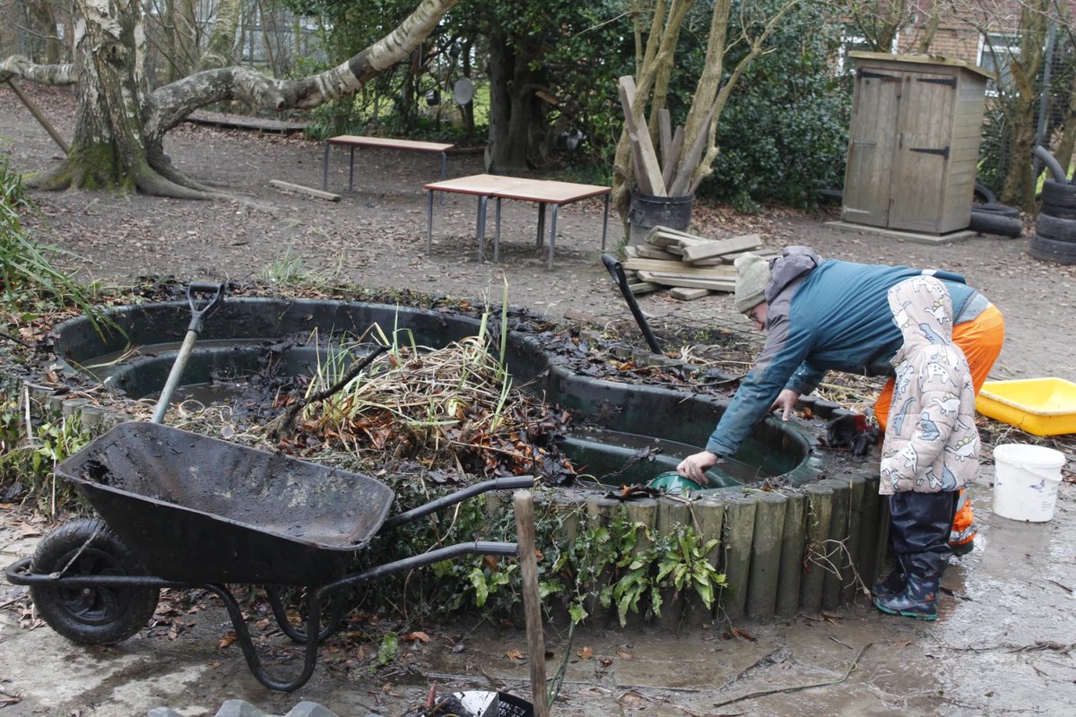 MotcombeSchool's tweet photo. 🛀 Today we had our pond cleaned to keep it safe for our wildlife.

🐸🐸 The children were amazed when they saw two frogs living there. https://t.co/9QKio8gsgG