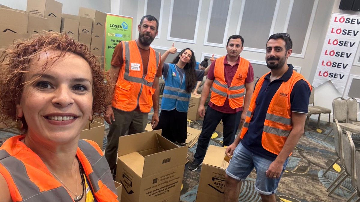 #KoliKoliMutluluk 
<a href="/losev1998/">LÖSEV</a> <a href="/ustunezer/">Dr. Üstün EZER</a> <a href="/hulya_unver/">Hülya ÜNVER</a> ⁦<a href="/julidearifoglu/">Dr.Julide Arifoğlu</a>⁩ 
Hiç durmadan, yorulmadan mutluluk kolileri hazırlamaya devam ediyoruz… Sizlerin destekleriyle tüm çocuklarımıza umut olacağız.💫