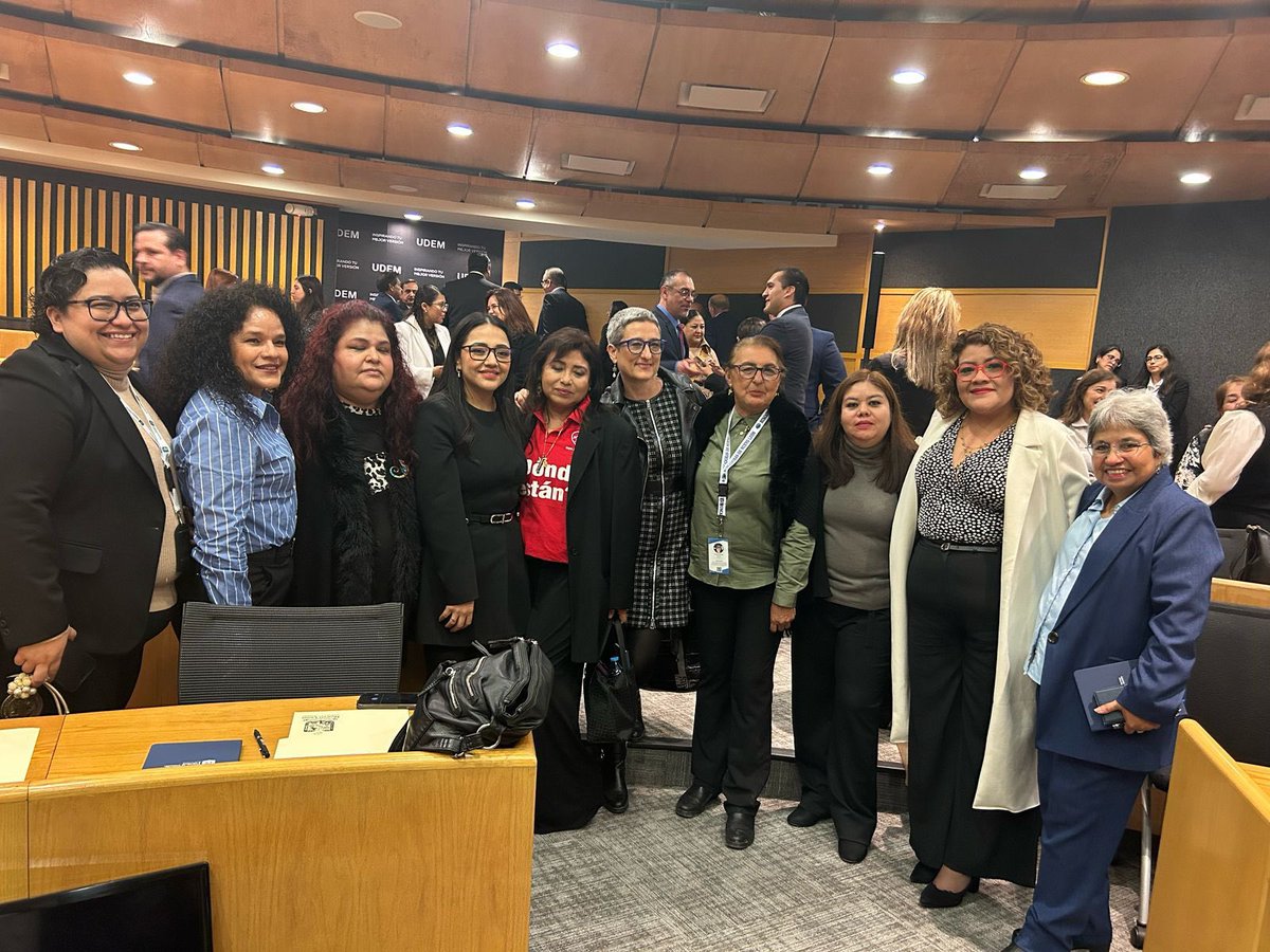 Yuriddhh's tweet photo. Me siento profundamente agradecida de acompañar a @CinthiaMarinM, titular de la @CEEAVNuevoLeon, al Informe 2021-2025. 

Juntas, hemos trabajado para garantizar una atención integral a las víctimas, con empatía y compromiso. 

Sigamos luchando por una justicia real. 🫱🏽‍🫲🏼 https://t.co/PD8rg00wpb