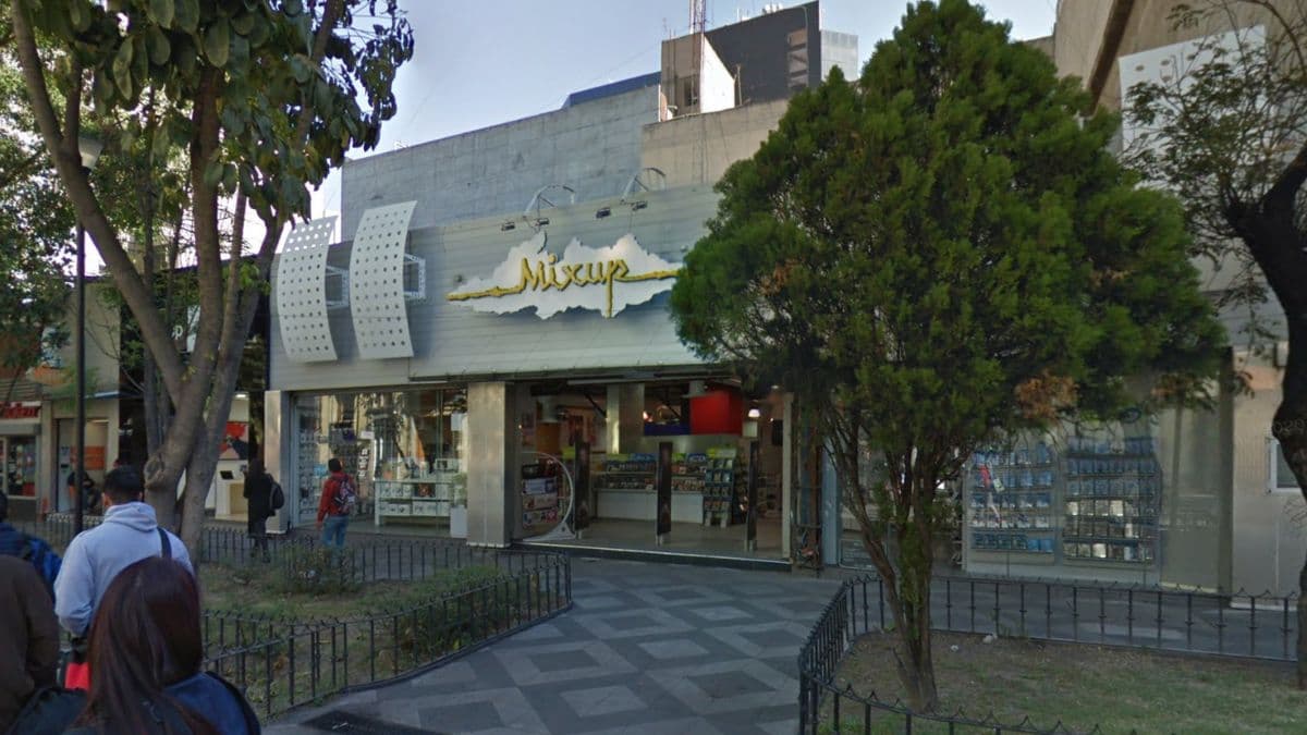 ChilangoCom's tweet photo. ¡No te tocaba, carnal! 🥹💔💿 El legendario Mixup de Zona Rosa cerrará sus puertas, te decimos cuándo es el último día para visitarlo. 😭👇😫 https://t.co/ZN0GQaloDH