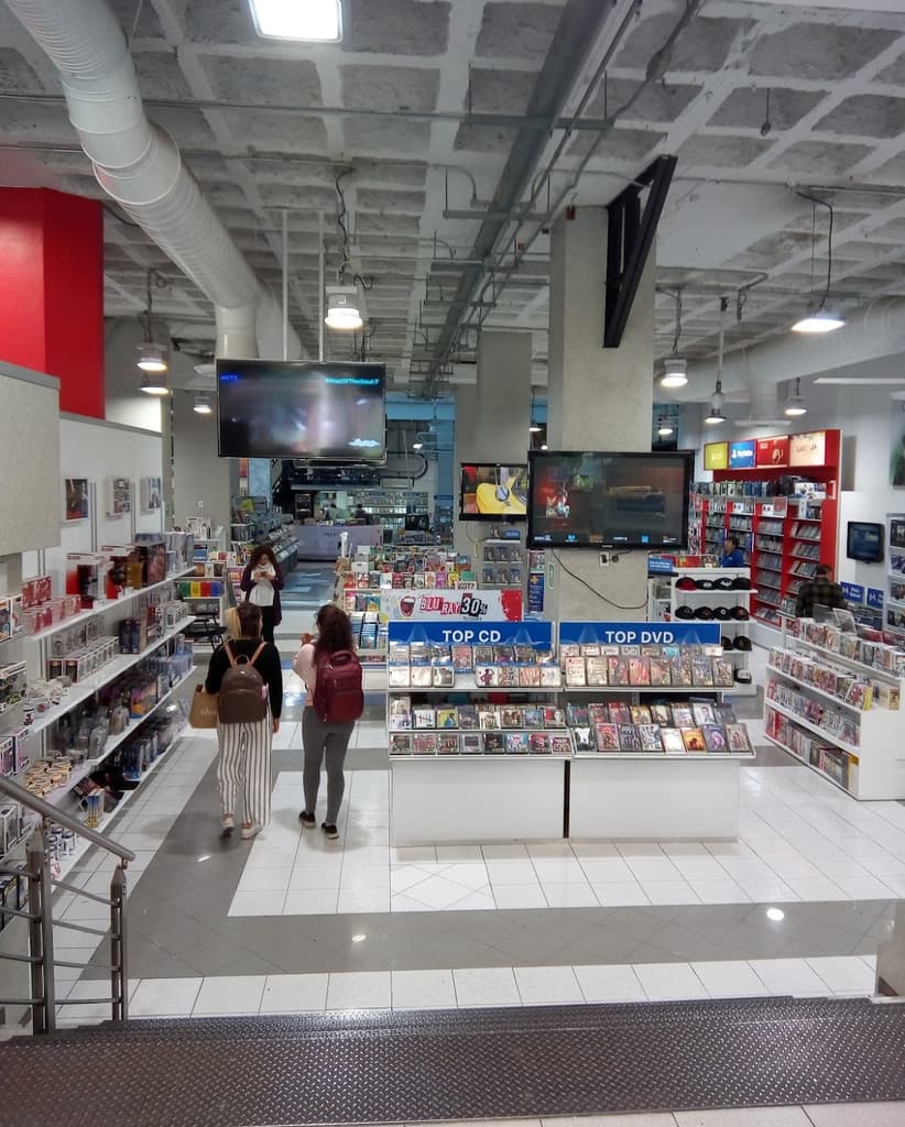 ChilangoCom's tweet photo. ¡No te tocaba, carnal! 🥹💔💿 El legendario Mixup de Zona Rosa cerrará sus puertas, te decimos cuándo es el último día para visitarlo. 😭👇😫 https://t.co/ZN0GQaloDH