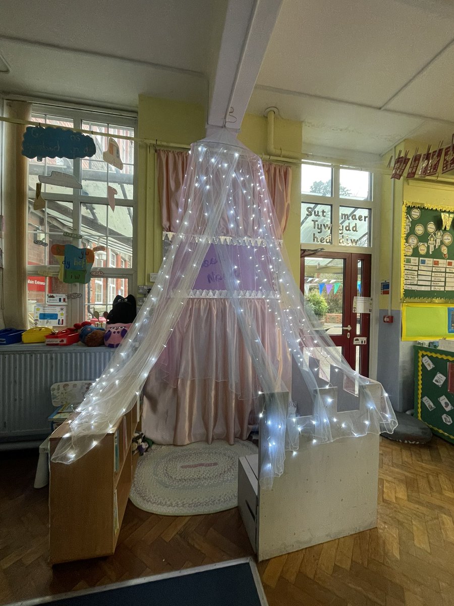 MissRedmanUSW's tweet photo. It’s been a while! 
My NQT year is flying by and has been so busy. 
However, say hello to our redesigned reading area- The Book Nook! 🥰💖
So grateful for the best TA who was lots of help! 
Before and after ⬇️ https://t.co/siOu8YPicl