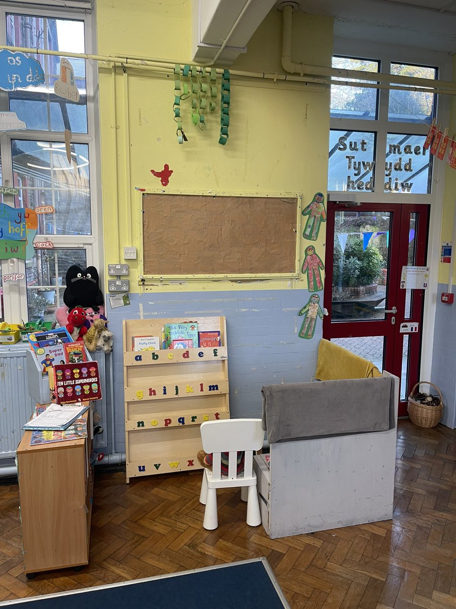 MissRedmanUSW's tweet photo. It’s been a while! 
My NQT year is flying by and has been so busy. 
However, say hello to our redesigned reading area- The Book Nook! 🥰💖
So grateful for the best TA who was lots of help! 
Before and after ⬇️ https://t.co/siOu8YPicl