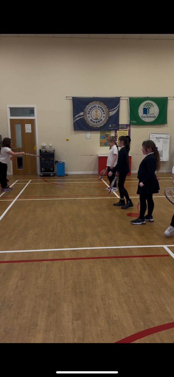 NetherburnPs's tweet image. We have started to develop our skills in tennis in P4/5/6 today! 🎾
Miss Watson