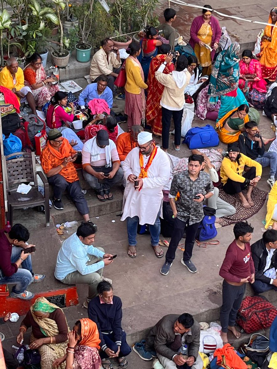 maratheb's tweet photo. @mieknathshinde मा.ना.उप.मुख्यमंत्री साहेब आपल्या साठी त्रिवेणी संगम माहा कुंभ मधून गंगा जल आणलं आहे का मला आपल्याकळे हे पावन जल घेऊन यायची संधी मिळेल का? https://t.co/lDogaCtNoj