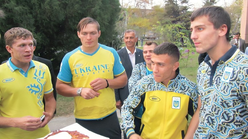 EverythingBoxi2's tweet photo. 🤝 Denys Berinchyk was on the same 🇺🇦 Ukrainian Olympic boxing team as the three-division champion Vasiliy Lomachenko, two-division undisputed titleist Oleksandr Usyk, and former WBC light heavyweight champion Oleksandr Gvozdyk.

🔥 Tremendous pedigree behind him https://t.co/a1GuX7DhOE