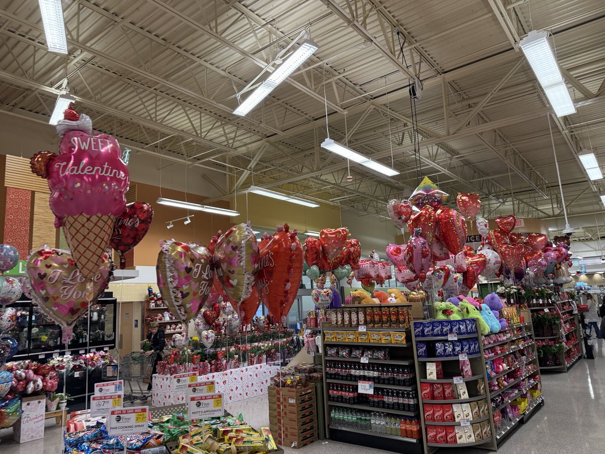 UdofiaEA's tweet image. Just left the store and the roof is all lit up with valentine balloons, flowers etc.