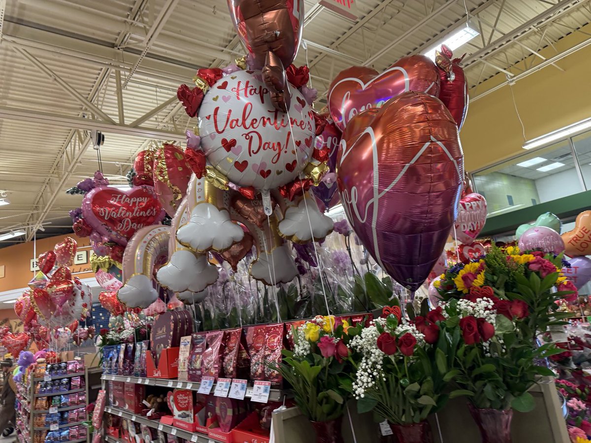 UdofiaEA's tweet image. Just left the store and the roof is all lit up with valentine balloons, flowers etc.