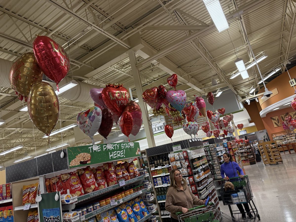 UdofiaEA's tweet image. Just left the store and the roof is all lit up with valentine balloons, flowers etc.