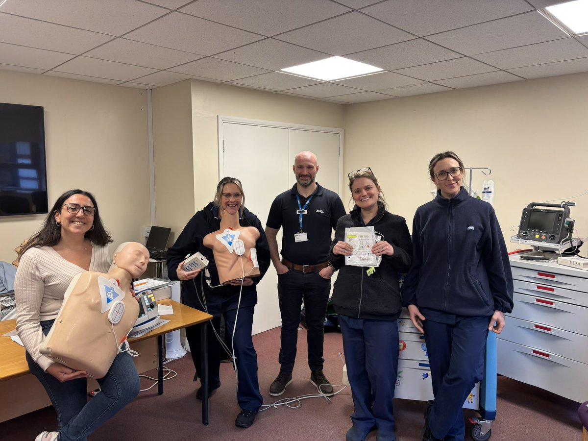 nursejennyw's tweet photo. Busy day for the team- train the trainer for new defib roll out #EDeducation #TeamED #TeamUHD https://t.co/URvv6flx1o