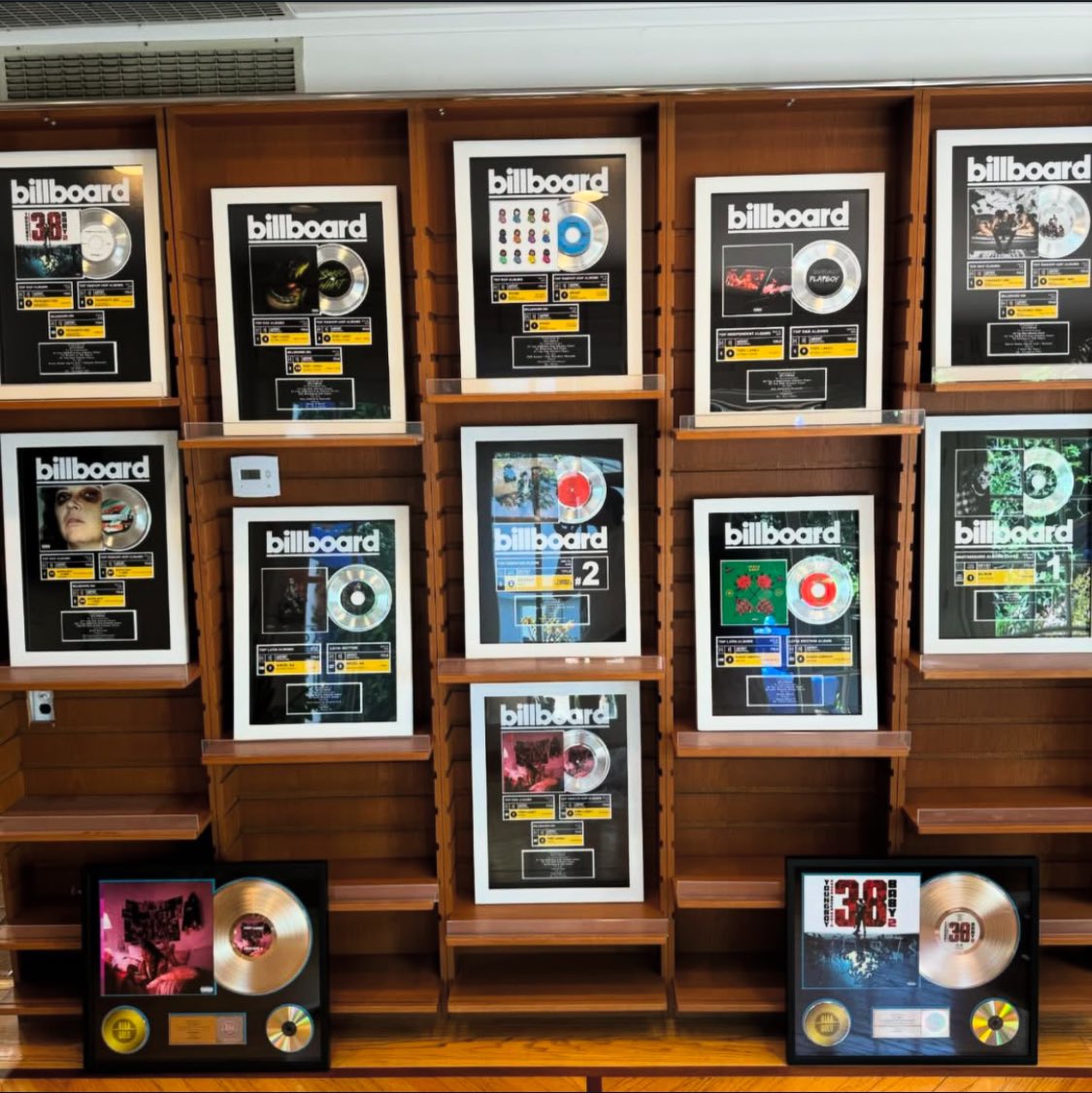 halfwaysm's tweet photo. Whatup. My name is half. I run splitmind a production publishing company and drumify, a sounds marketplace for musicians. I post videos on YouTube in my free time explaining the music industry. The plaques and streams are just to verify. 

YouTube: https://t.co/GNYBEoEW2G https://t.co/7GYAvRhuhE