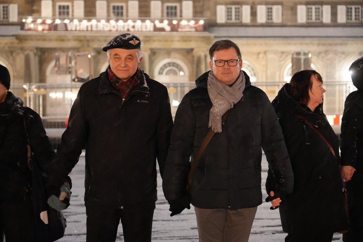 FDP_FB_staDDrat's tweet photo. In #Dresden gedenken wir heute der Zerstörung der Stadt vor 80 Jahren. Gemeinsam mit mehreren tausend Menschen haben wir heute als Teil der #Menschenkette ein Zeichen gegen Krieg und Zerstörung gesetzt. https://t.co/p1k2rFGjYq