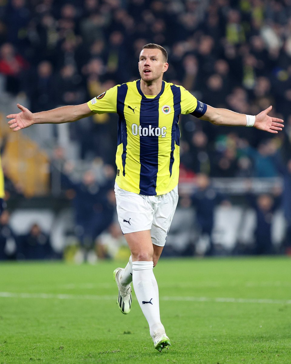 SportsDigitale's tweet photo. 🔄 GÜNCELLEME!

Fenerbahçe’nin Anderlecht karşısındaki ikinci golünü atan Edin Dzeko, Dusan Tadic'i geride bırakarak sarı-lacivertli formayla Avrupa kupalarının grup sonrası aşamalarında gol atan en yaşlı oyuncu oldu. 

📊 Opta https://t.co/aXH8m4ibyx