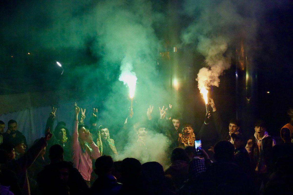 hûnê me qir bikin?
xwelî li serê we be..

Wan✌️