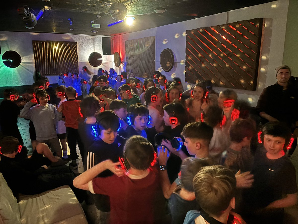 P7 SKI TRIP | We’ve somehow still got the energy to dance 🕺🏻 the night away at a silent disco! 🪩 💃🎧 They’ll need to save some energy for their last day of skiing tomorrow, along with the slalom race! ⛷️🎿