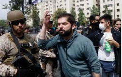 Iherreraa's tweet photo. - Presidente, se acuerda cuando Ud. insultaba a los militares durante el estallido?
- No recuerdo haber insultado alguna vez a los militares https://t.co/0hy1PIAqEZ