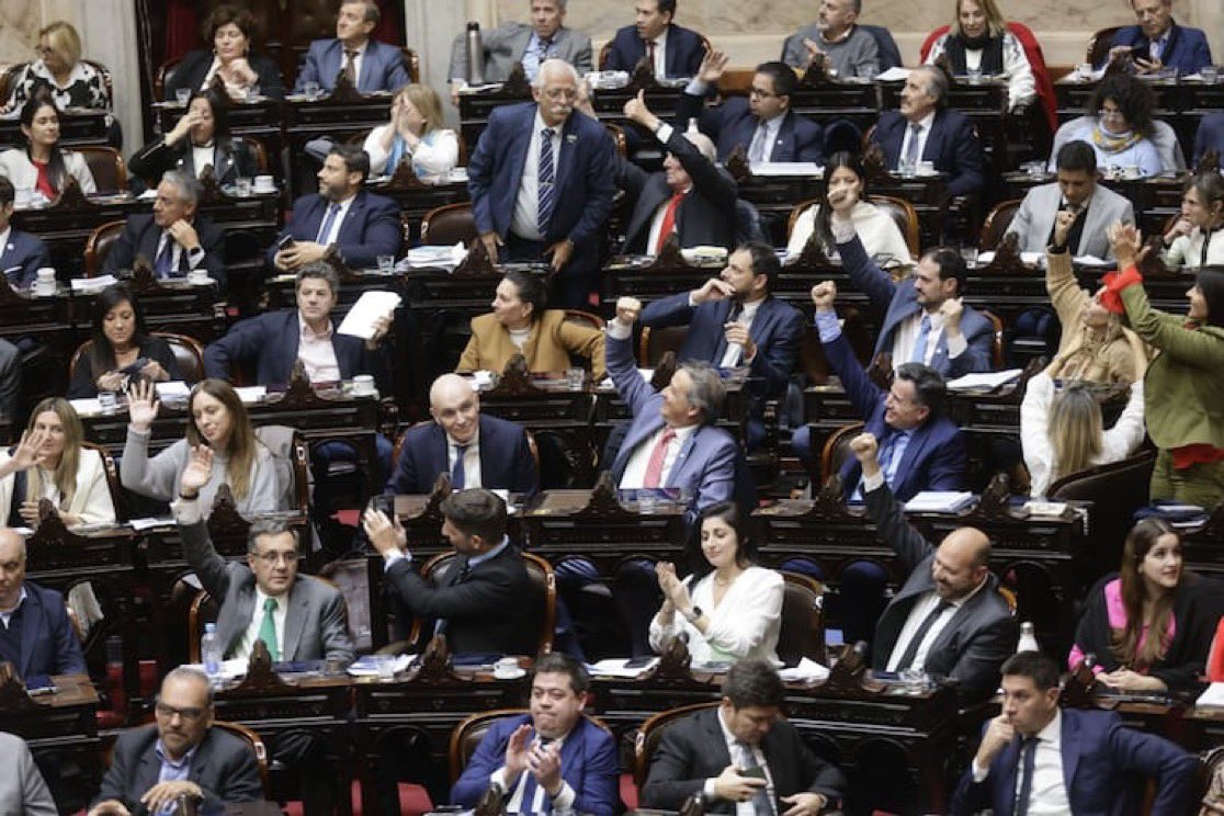 🚨 Después de Ficha Limpia presentaron un proyecto de ley para que diputados y senadores deban tener secundario completo

La iniciativa busca “elevar la calidad del Parlamento”

¿ESTÁS A FAVOR DE ESTA PROPUESTA? 

1- SI 🔥 
2- NO ❌