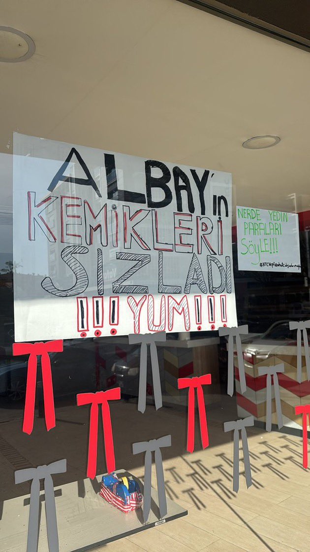 lkanGngr123007's tweet photo. 6000 işçiyiz, hayallerimizle başladık. İki yıl sustuk, artık yeter! İzin yok, fazla mesai, ağır yükler. Maaşlar ödenmiyor, tazminatlar verilmiyor. #İşGıda iflas oyunu oynuyor! Tüm dünyadaki #YumBrands çalışanları, uyanın! #HakkımızıArayacağız!"
#DuySesimiziYumBrands https://t.co/vEFJzXfoxx