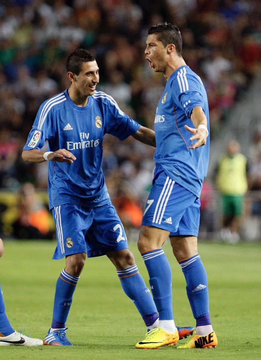 _BeFootball's tweet photo. 🚨 ANGEL DI MARIA SUR LE DÉBAT DU GOAT MESSI 🇦🇷 - 🇵🇹 RONALDO (𝗶𝗹 𝗻’𝗮 𝗮𝘂𝗰𝘂𝗻 𝗱𝗼𝘂𝘁𝗲 🥶) :

« Ronaldo a toujours voulu être le meilleur. Quand j’étais au Real avec lui, il le disait déjà, 𝗺𝗮𝗶𝘀 𝗶𝗹 𝗲𝘀𝘁 𝗻𝗲́ 𝗮̀ 𝗹𝗮 𝗺𝗮𝘂𝘃𝗮𝗶𝘀𝗲 𝗲́𝗽𝗼𝗾𝘂𝗲, 𝗽𝗮𝗿𝗰𝗲 𝗾𝘂’𝘂𝗻 𝗮𝘂𝘁𝗿𝗲 𝗷𝗼𝘂𝗲𝘂𝗿 𝗮 𝗲́𝘁𝗲́ 𝘁𝗼𝘂𝗰𝗵𝗲́ 𝗽𝗮𝗿 𝗹𝗮 𝗯𝗮𝗴𝘂𝗲𝘁𝘁𝗲 𝗺𝗮𝗴𝗶𝗾𝘂𝗲. 

La réalité, ce sont les chiffres. 𝗟’𝘂𝗻 𝗮 𝟴 𝗕𝗮𝗹𝗹𝗼𝗻 𝗱’𝗢𝗿, 𝗹’𝗮𝘂𝘁𝗿𝗲 𝟱. 𝗜𝗹 𝘆 𝗮 𝘂𝗻𝗲 𝘁𝗿𝗲̀𝘀 𝗴𝗿𝗮𝗻𝗱𝗲 𝗱𝗶𝗳𝗳𝗲́𝗿𝗲𝗻𝗰𝗲. 

𝗣𝗼𝘂𝗿 𝗺𝗼𝗶, 𝗟𝗲𝗼 𝗲𝘀𝘁 𝗹𝗲 𝗺𝗲𝗶𝗹𝗹𝗲𝘂𝗿 𝗷𝗼𝘂𝗲𝘂𝗿 𝗱𝘂 𝗺𝗼𝗻𝗱𝗲 𝗲𝘁 𝗹𝗲 𝗺𝗲𝗶𝗹𝗹𝗲𝘂𝗿 𝗱𝗲 𝗹’𝗛𝗶𝘀𝘁𝗼𝗶𝗿𝗲. »

(@infobae)