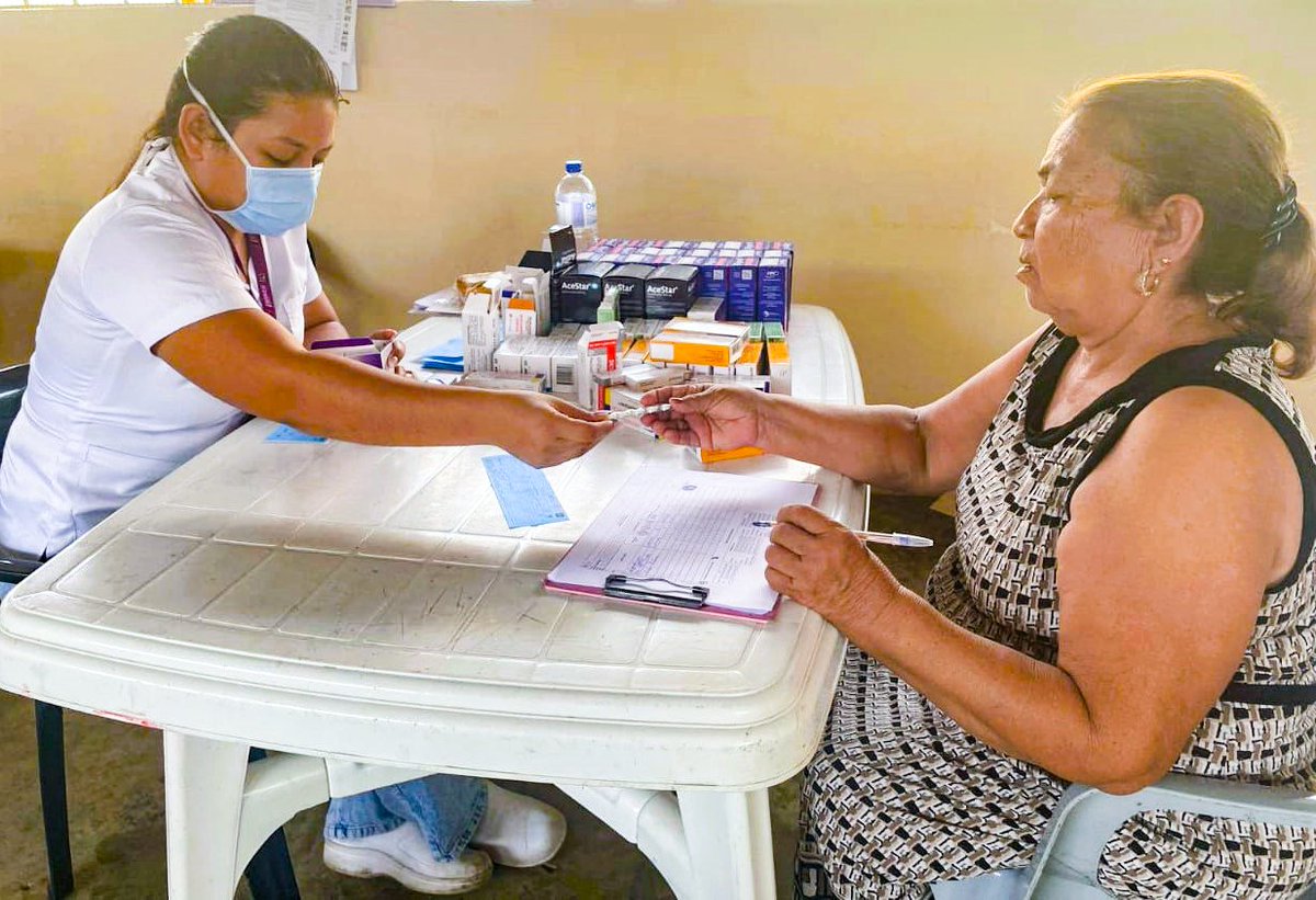 DPS_LosRios's tweet photo. #Quevedo | En la parroquia San Carlos, el personal del Centro de Salud atendió a adultos mayores donde recibieron atención integral de salud en:
📌Técnicas de cepillado dental 🦷
📌Atención médica y toma de signos vitales 🩺
📌Prevención odontológica
📌Entrega de medicamentos 💊 https://t.co/QJcmAZZtlm
