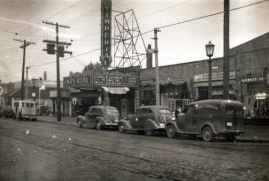 nupointcdc's tweet photo. #TBT to the Imperial Theater on Kinsman! 🎥🍿🎞️
This 1,500-seat movie palace was a Universal-Brody gem, designed by Nicola Petti, with Edwin Paddock on the Kimball organ. Opened with much fanfare, it was a golden age cinema haven. Any memories of this lost theater? Share below! https://t.co/SlCaVKDk7A
