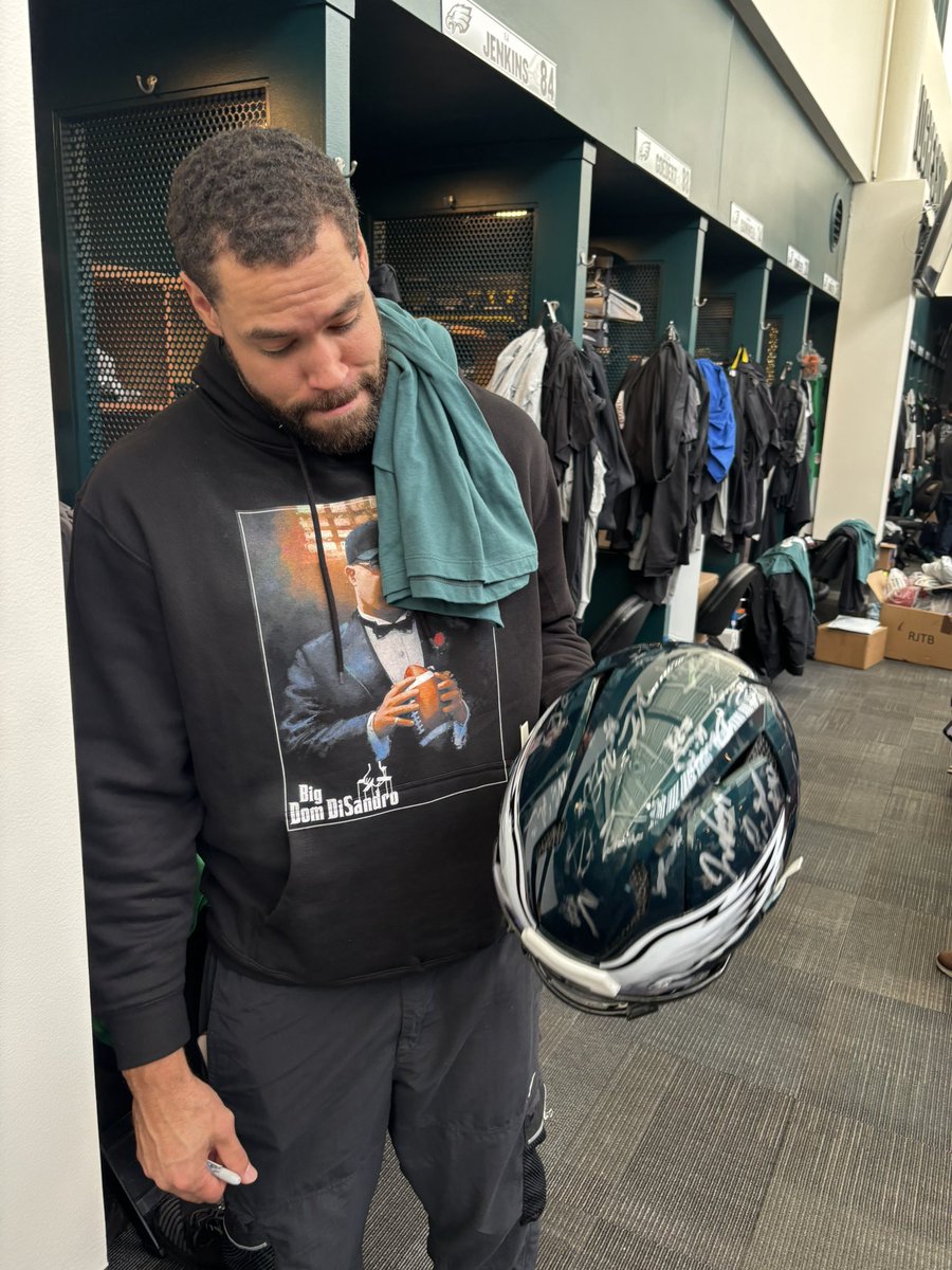 JClarkNBCS's tweet photo. Eagles tight end CJ Uzomah got his helmet autographed by most of his teammates to hold on to forever for winning the Super Bowl https://t.co/hJw4QWlCYQ