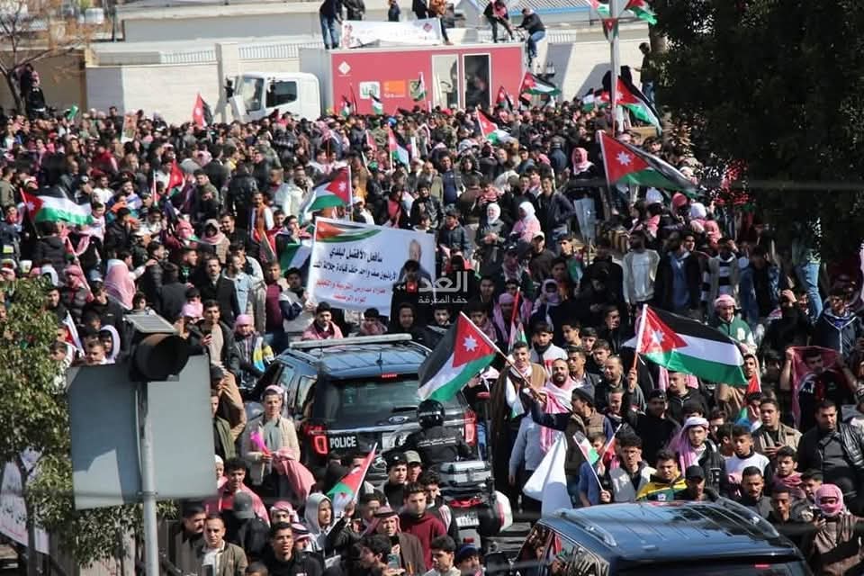 Emad66200828's tweet photo. #مع_الملك
للتاريخ والامانه خرج الشعب الاردني من تلقاء نفسه ليقف بجانب ملكه ليس مجبرا من الجهات الأمنية كما كان يجبر بعض الشعوب للقاء رئيسهم بل من محبه الأبناء لابيهم 
رغم البرد القارس والامطار اثر هذا الشعب العظيم ان يقول للعالم أجمع نحن نقف خلف قيادتنا الحكيمة ونحن نثق به https://t.co/ECtCFDWCsX