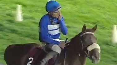 ¡Qué barbaridad de monta de Borja Fayos! ¡Qué recta final más impresionante de Al Nati Up! Gana un premio de 57.000 USD en la semana más importante del turf en Catar. Sus lágrimas al final de la carrera lo dicen todo. Acertó en su apuesta de marcharse. ¡Grande Borja!