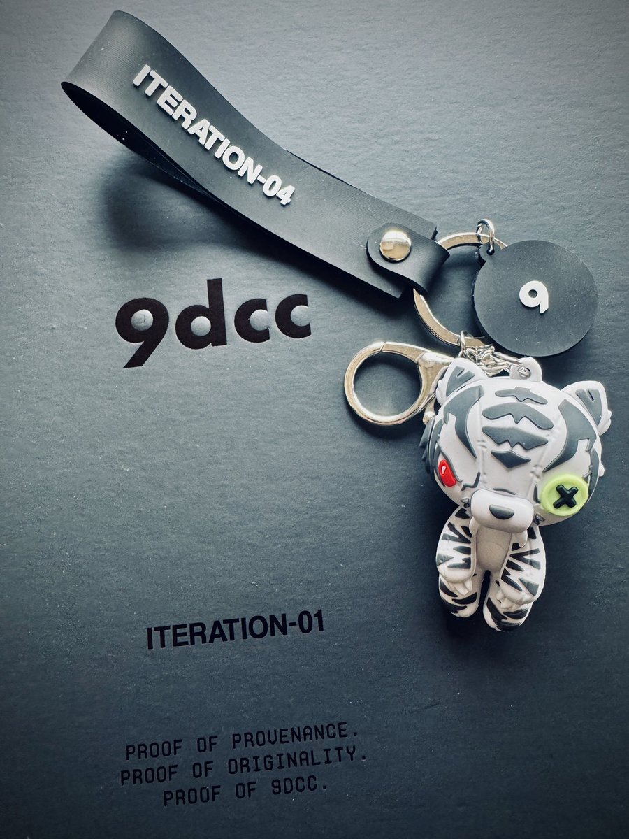 rainerhosch's tweet photo. gm #iCONSofFASHION ⭐️@9dccxyz 
The white tiger has landed 🐯
From Iteration 01 to 04 @gmoneyNFT delivers!Luxury fashion with digital experiences done right. 
One of a kind! https://t.co/nDF3afciPT