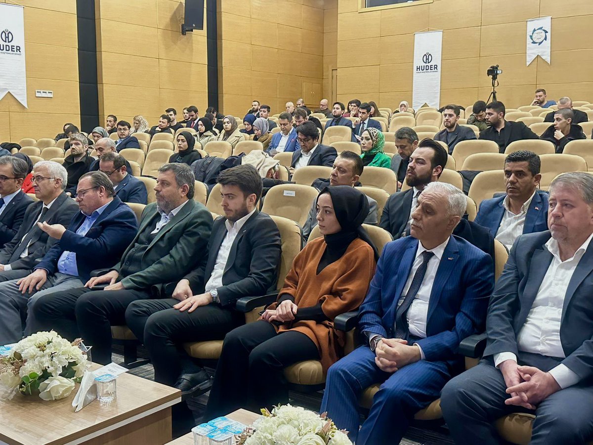 Hukuki Araştırmalar Derneği tarafından düzenlenen “Türkiye’nin Sivil Anayasa Yolculuğu Projesi Yeni Anayasa Buluşmaları” programına katılım sağladık.

Prof. Dr. Mesut Aygün hocamızın moderatörlüğünde, değerli birikimleriyle paylaşımda bulunan Genel Başkan Yardımcımız Prof. Dr.