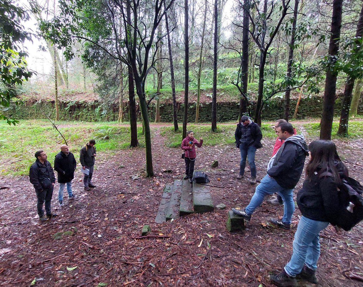 jpicos13's tweet photo. Una jornada más de @masterFUEGO2022 en #Galicia visitando @CIFLourizan , aprendiendo sobre el sistema de mando operativo #SEMOP en @IngForestalPO y acabando el día en el Centro de Coordinación de @incendios085 #XeoCode #use4forest https://t.co/FBByvK2YKS