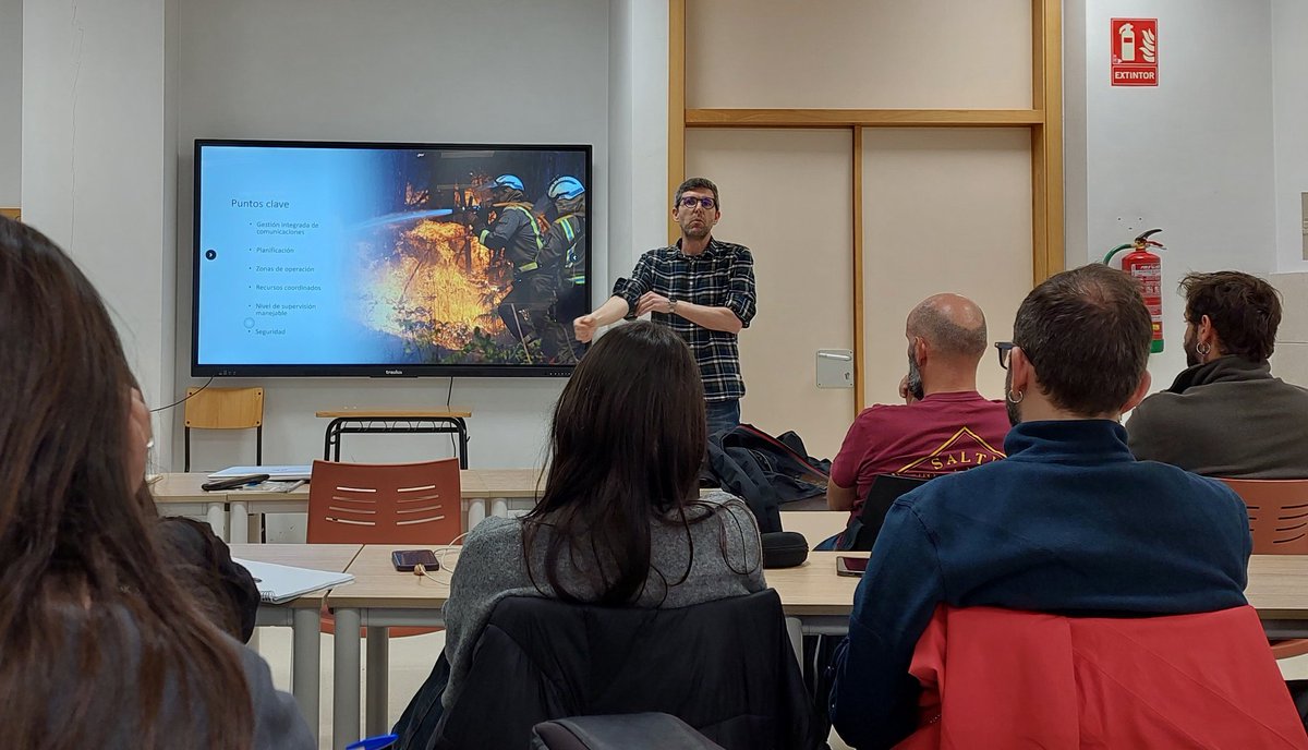 jpicos13's tweet photo. Una jornada más de @masterFUEGO2022 en #Galicia visitando @CIFLourizan , aprendiendo sobre el sistema de mando operativo #SEMOP en @IngForestalPO y acabando el día en el Centro de Coordinación de @incendios085 #XeoCode #use4forest https://t.co/FBByvK2YKS