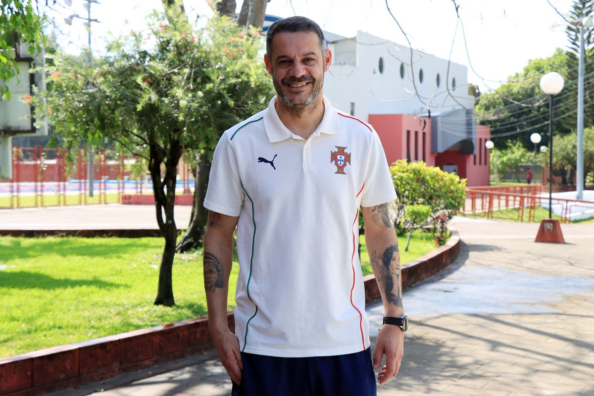 UESoficial's tweet photo. ⚽️ La leyenda del fútbol playa, Madjer, dos veces Balón de Oro y tres veces Bota de Oro, visitó el Complejo Deportivo “Jorge Salvador Ubau” de #LaUES. ¡Un espacio extraordinario que impresiona hasta a los mejores! https://t.co/lHeVDJKxxn
