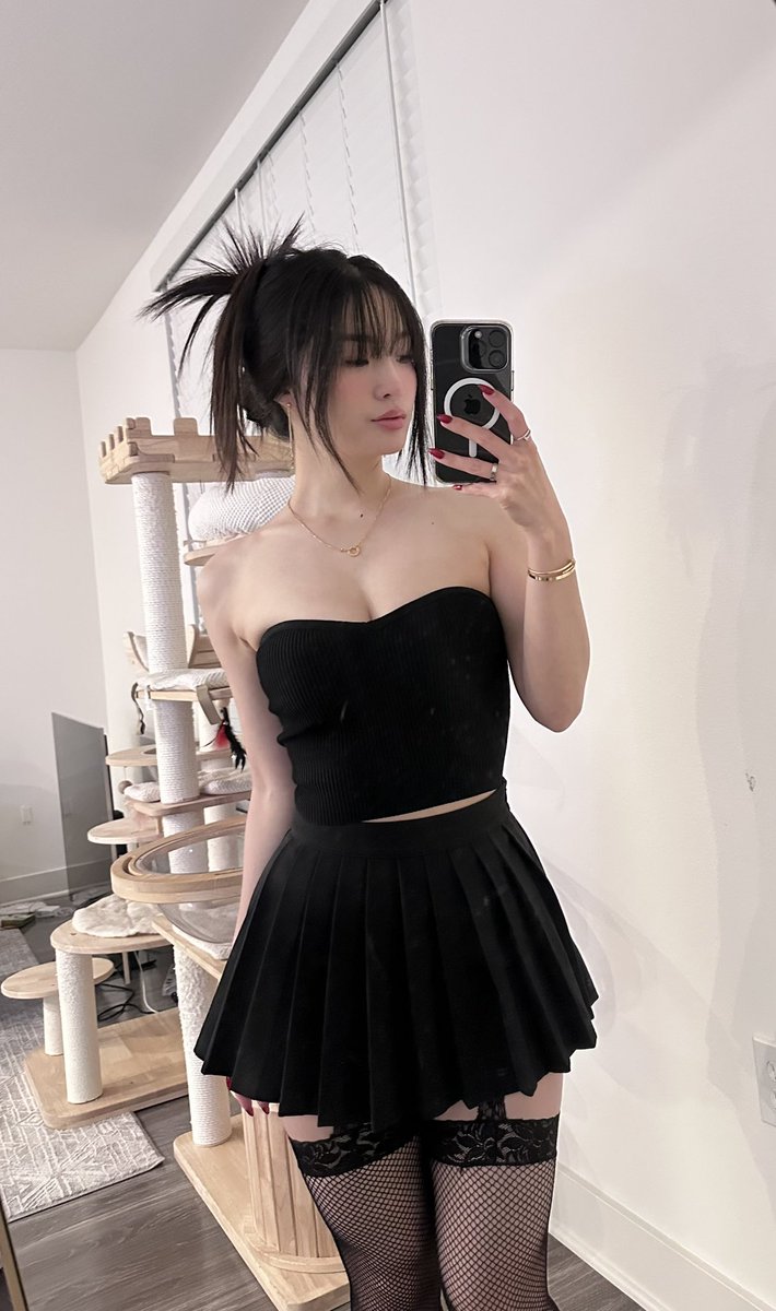 Not really active on twitter but want to engage with y’all 💛 come see me on twitch, TikTok, Instagram at bbyhazie 💛 comment if you’d like to join the discord community! Fun gamer community 💛