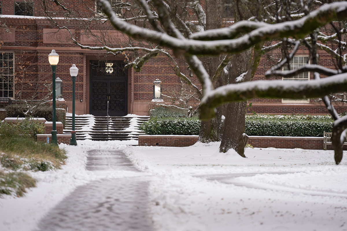 uoregon's tweet photo. Eugene, but make it a snow globe ๐ฆโ๏ธ https://t.co/S2yHnDpPJL