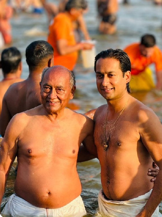 manvendraverma7's tweet image. इस्लामिक कांग्रेस का पिण्ड दान कर हिंदू धर्म में वापसी करता दिग्विजयसिंह।