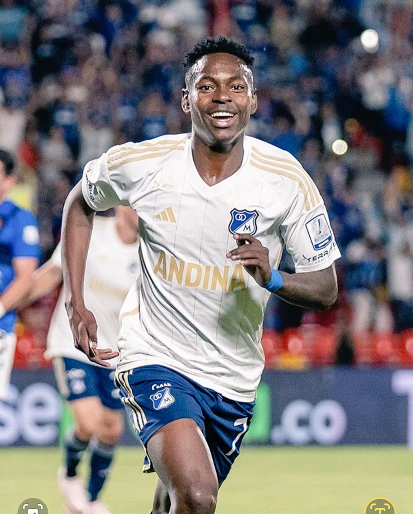 VUELVE PALACIOS
KEVIN PALACIOS volverá a entrenarse a la par de sus compañeros el próximo lunes.
El extremo de <a href="/MillosFCoficial/">Millonarios FC</a> se recupera de una lesión miotendinosa del bíceps y el semitendinoso de su pierna izquierda sufrida en el clásico vs <a href="/SantaFe/">Independiente Santa Fe</a> el 26 de noviembre.