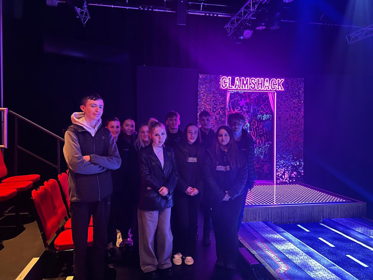 Cymraeg_YDO (@ydocymraeg) on Twitter photo Criw 6ed Cymraeg <a href="/DyffrynOgwen/">Ysgol Dyffryn Ogwen</a> wedi mwynhau drama anhygoel <a href="/MaredJarman/">Mared Jarman</a> Byth Bythoedd Amen🎭 <a href="/ShermanTheatre/">Sherman Theatre / Theatr y Sherman</a> #mabywydynbrutal Criw 6ed Cymraeg <a href="/DyffrynOgwen/">Ysgol Dyffryn Ogwen</a> wedi mwynhau drama anhygoel <a href="/MaredJarman/">Mared Jarman</a> Byth Bythoedd Amen🎭 <a href="/ShermanTheatre/">Sherman Theatre / Theatr y Sherman</a> #mabywydynbrutal