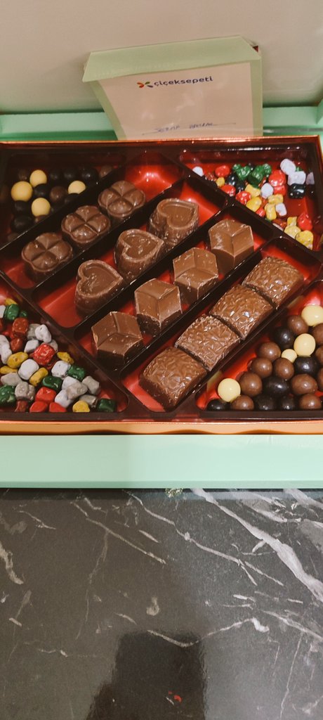 Çok pahalı hediyeleri asla sevmemişimdir  kuruyup giden çiçekler  benim için hep anlamsız gelmiştir neyi sevdiğimi sen çok iyi biliyorsun teşekkür ederim çok zarifsin seni seviyorum kocam😍🥰😁❤️‍🔥