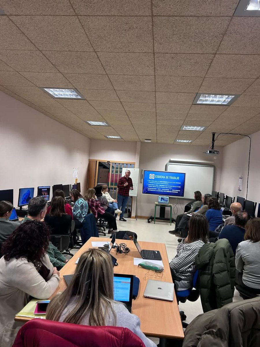 reliapasionate's tweet photo. 📣Hoy formación para 22 alumnos muy especiales...¡de mi cole!🏫 
Con compañeros así da gusto trabajar y avanzar.😍
✅Formación acreditada y certificada por el @CFIEdeLeon 🖱️
👏🏻🤜🏻🤛🏻🫶🏻🔝👨🏻‍🏫 https://t.co/ij4uUFcK6N