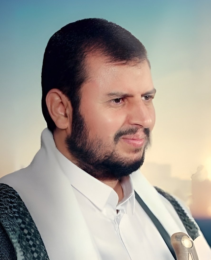 أرواحُنا ونفوسُنا تفديكا
ما دام يُرضي الله ما يُرضيكا
ورؤوسُنا الشمّا رؤوسُ قنابلٍ
ذريةٍ فاضرب بها أمريكا
بك بيّضَ الله الوجوه وأنت من
بالله قد بيّضتَ وجهَ أخيكا
لولاك لم يك صوتنا إلاكما
باقي الشعوب مذبذباً وركيكا
لبيك تلبيةً تُغطي لندن
الصغرى وإسرائيل والمكسيكا

#معاذ_الجنيد