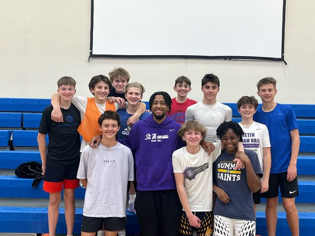 Ben Nau, Ryan Dufault, and Kendall Blue are hitting the road to work with traveling teams in the area, sharing their skills and love for the game. From drills to advice, these Tommie standouts are inspiring the next generation of hoopers! 💜 #ELEVATEtheArches