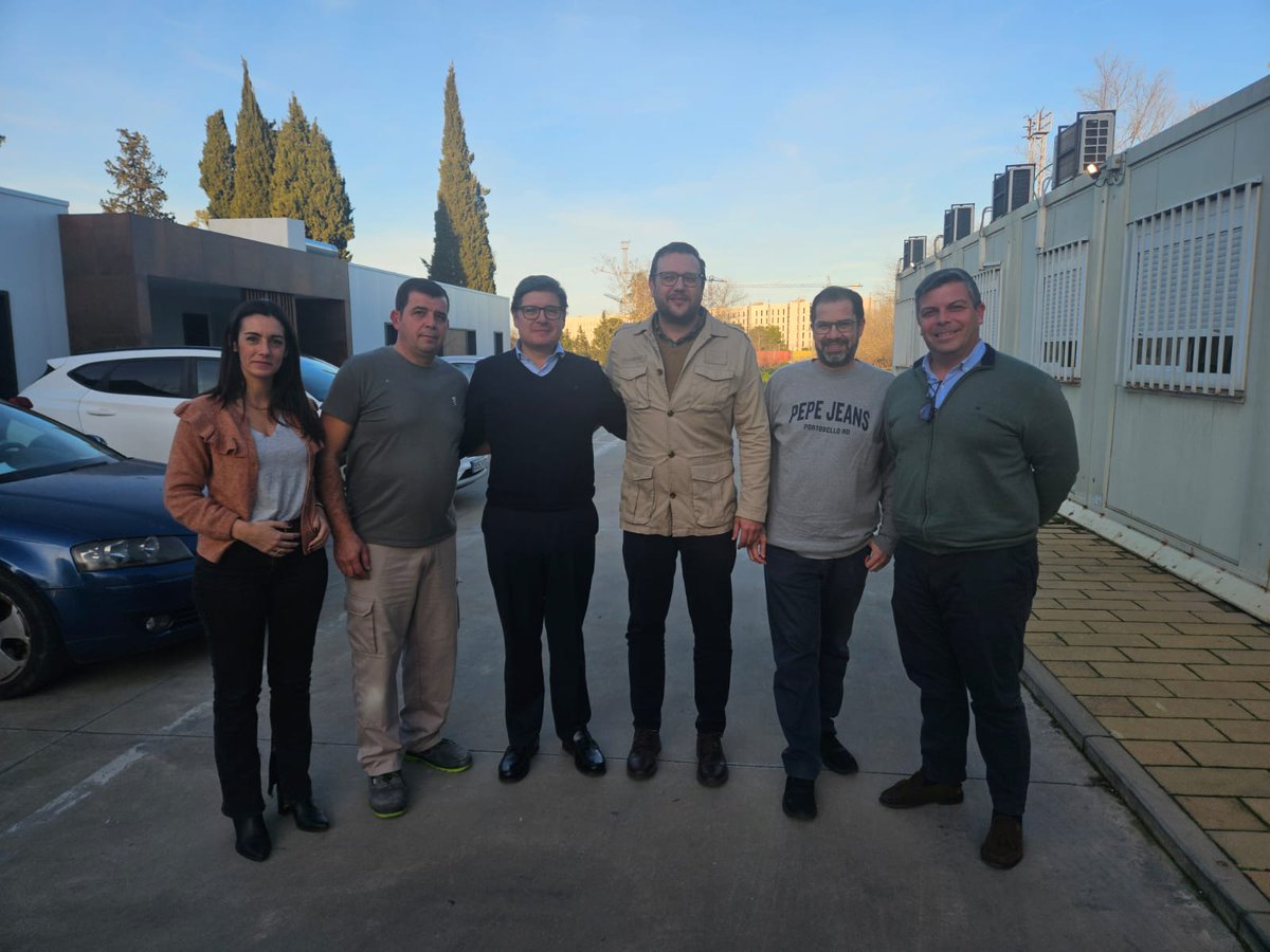DtoBellaPalmera's tweet photo. El Delegado @AlvaroPimentelS ha mantenido una reunión con las entidades 🏉⚽🏀⛹🏻‍♀️ deportivas de Bellavista para iniciar la organización de la Fiesta del Deporte, una de las citas más esperadas del barrio.

Gracias a todas por vuestra implicación y esfuerzo. https://t.co/X3DXMfEfwi