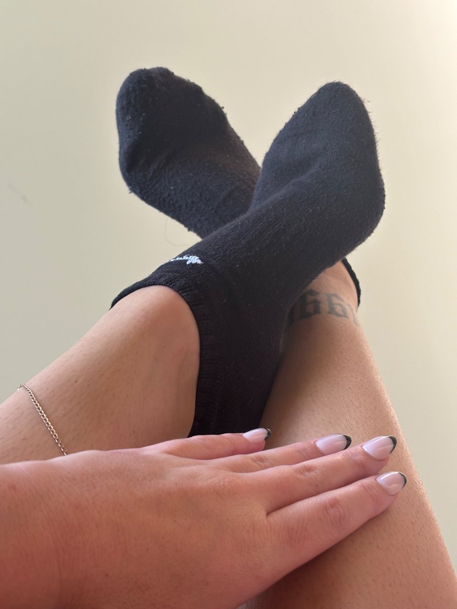 thatfootmamifan's tweet photo. Her socks 🧦🥰😍🤤 follow goddess @thatfootmami https://t.co/lNPHzbGyn4
