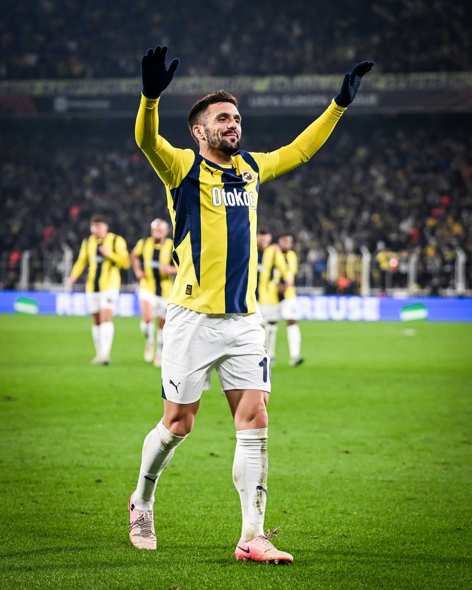 38-year-old Edin Džeko:
➖ 19 goals
➖ 5 assists

36-year-old Dušan Tadić: 
➖ 10 goals
➖ 15 assists

Fenerbahçe’s forwards are still getting it done this season 💪