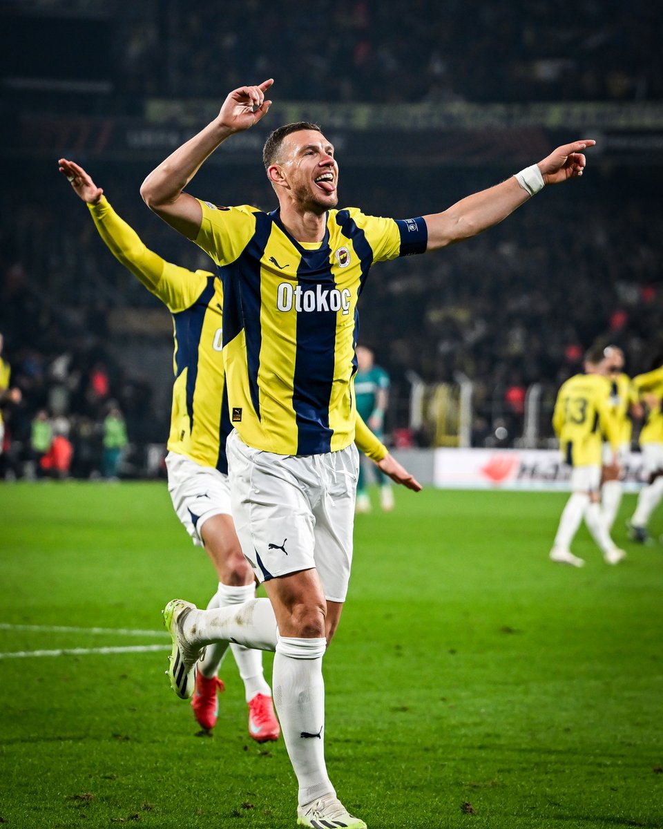 brfootball's tweet photo. 38-year-old Edin Džeko:
➖ 19 goals
➖ 5 assists

36-year-old Dušan Tadić: 
➖ 10 goals
➖ 15 assists

Fenerbahçe’s forwards are still getting it done this season 💪 https://t.co/1EbpqWToqW