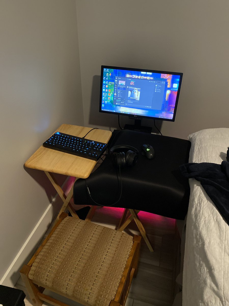 itscartersup's tweet photo. @NZXT My monitor stand is my pc mind you. https://t.co/tU7jYZn8fL