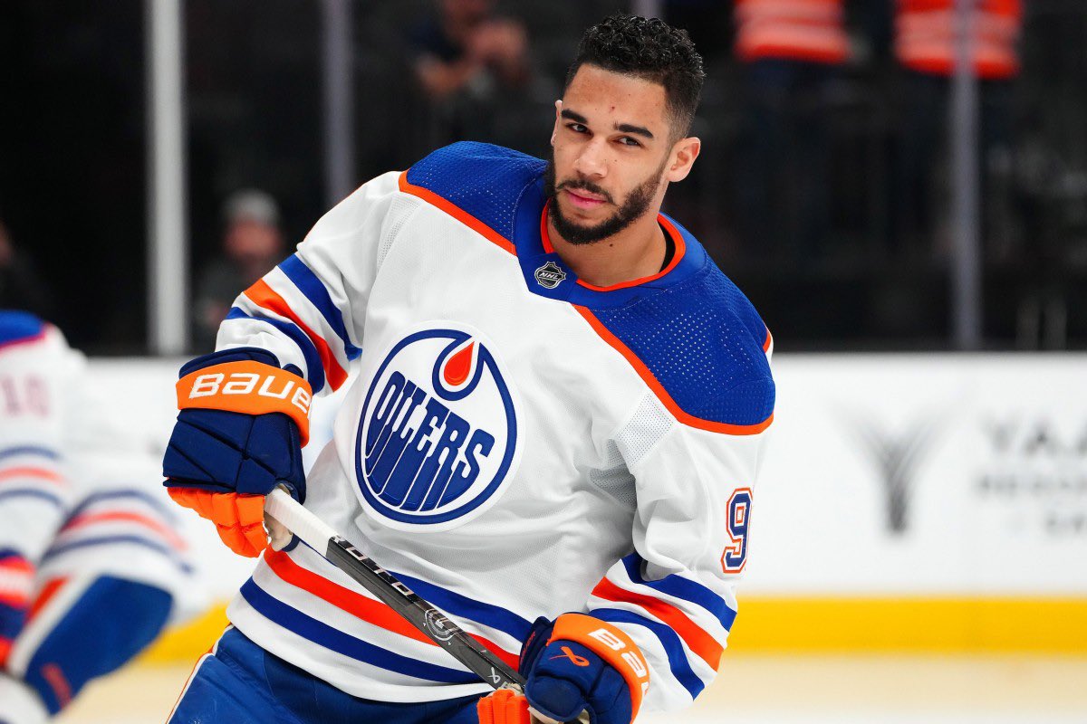 yegwave's tweet photo. Class act from @evanderkane 👏

The only well-known figure with the means to donate that follows us who contributed $4K to the GoFundMe we promoted. https://t.co/tZHAXEVfeJ