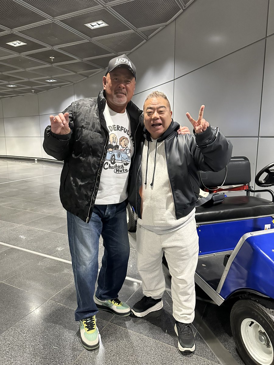 muto_keiji's tweet photo. 同じフライト✈️に乗っていた出川哲朗くんと。
何と空の上で61歳の誕生日を迎えたらしい😁
おめでとう🎉 https://t.co/0cJ02GjXeq